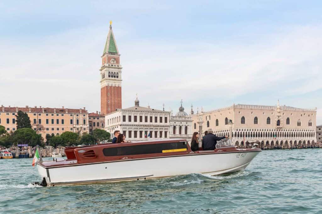 Taxi che naviga davanti a San Marco a Venezia