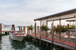 Taxi d'acqua ancorato all imbarcadero