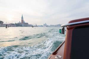 Taxi d'acqua che naviga in laguna