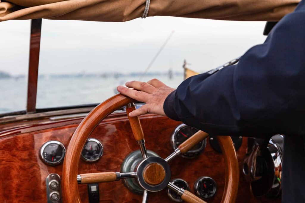 Volante taxi d'acqua a Venezia